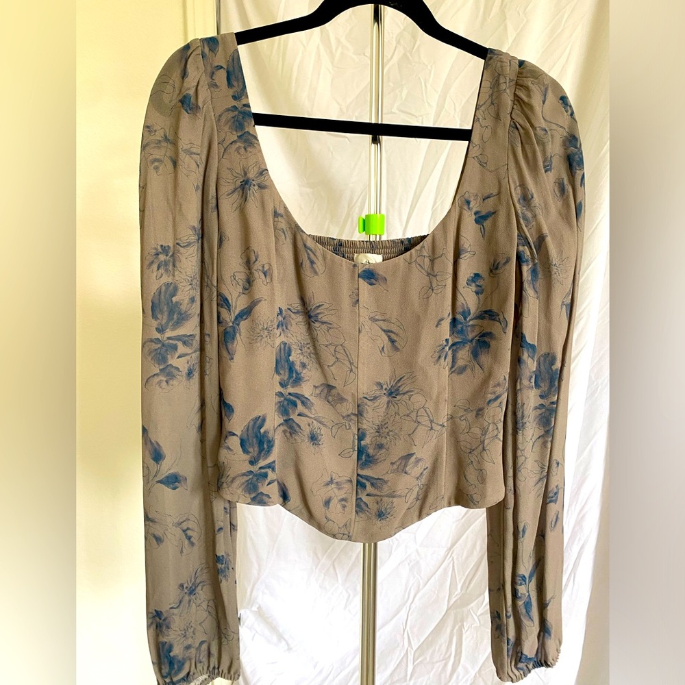 Cropped size zipper blouse with flower detail. Grey and blue. Worn twice !